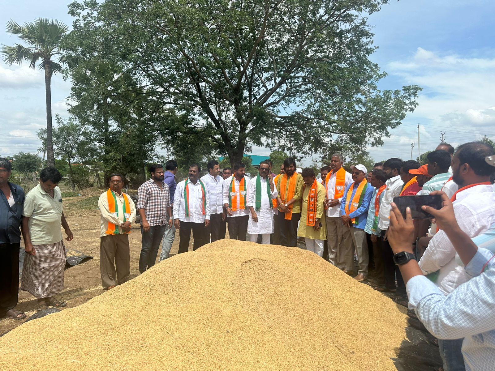 ధాన్యం కొనుగోలు కేంద్రం ప్రారంభం