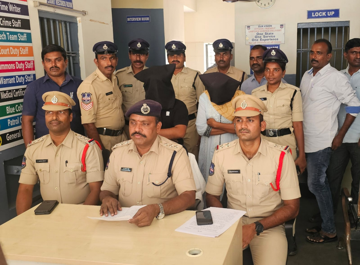 నిరుద్యోగులను మోసం చేసిన నిందితులు అరెస్ట్